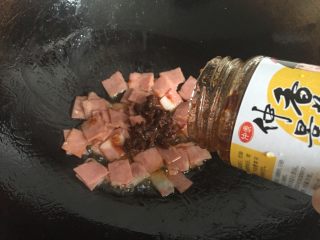 5、双酱培根披萨,培根炒熟后再倒入香菇酱翻炒均匀;
