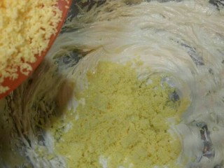 5、玛格丽特,分三次加入过筛的蛋黄,每次必须充分搅拌均匀无蛋黄,在加入下一次的蛋黄(慢速搅拌)。快速打发至颜色变浅黄色。