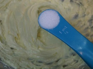 6、玛格丽特,加入盐,慢速搅拌均匀。