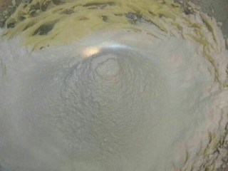 8、玛格丽特,面粉过筛到盆中。