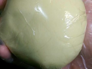 10、玛格丽特,和好的面团包上保鲜膜,放在冰箱冷藏30-40分钟。