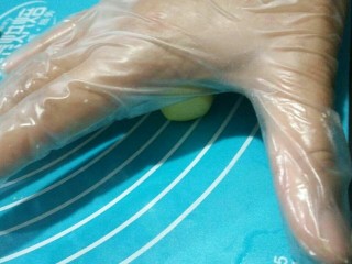 13、玛格丽特,虎口位置揉圆放在烤盘上,(或者用手掌心揉圆)