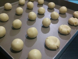 14、玛格丽特,放在烤盘上的,玛格丽特球用大拇指轻轻按一下,