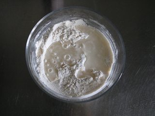 2、蓝莓酱薄底披萨|在家自己做胜过必胜客,将温水分次加入面粉中；