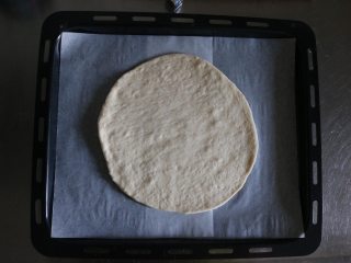 7、蓝莓酱薄底披萨|在家自己做胜过必胜客,松弛好的面团使用擀面杖擀园，将面团挪至烤盘内；