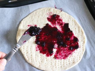 9、蓝莓酱薄底披萨|在家自己做胜过必胜客,将蓝莓酱涂抹在披萨底上，仲景这款蓝莓酱真的非常赞、满满的蓝莓颗粒、真材实料；