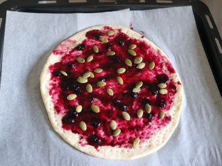 10、蓝莓酱薄底披萨|在家自己做胜过必胜客,撒上一点南瓜子；