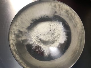 1、一天家双色凉皮➕肉夹馍????,面粉装入大盆。