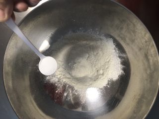 2、一天家双色凉皮➕肉夹馍????,加入盐