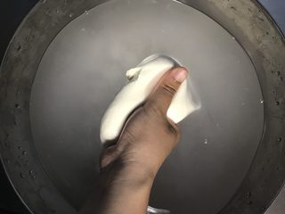 8、一天家双色凉皮➕肉夹馍????,用手使劲搓洗面团