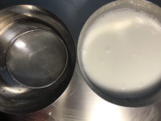 11、一天家双色凉皮➕肉夹馍????,取另一个干净大盆，准备一个大网筛