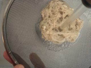 14、一天家双色凉皮➕肉夹馍????,将面筋团再次放到水龙头下冲洗，去除剩余淀粉