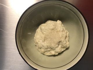 15、一天家双色凉皮➕肉夹馍????,面筋团放小碗中，加酵母