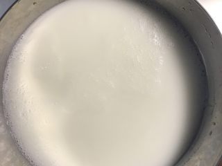 17、一天家双色凉皮➕肉夹馍????,过滤好的淀粉水沉淀一夜，天热放冰箱，最少也要沉淀6-7小时