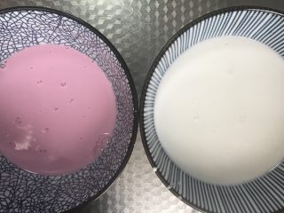 21、一天家双色凉皮➕肉夹馍????,将淀粉浆，分成两份，一份加入适量清水，一份加入适量苋菜汁（沉淀好的淀粉水，要将上层清水倒干净，做原味凉皮，再次加入适量清水，彩色凉皮加入适量蔬菜汁，为了稀释浓度，凉皮更筋道，大概比例，以大汤勺为例，三大勺淀粉浆，半勺清水或者蔬菜汁即可。）