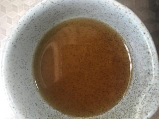 22、一天家双色凉皮➕肉夹馍????,小碗中加入适量香油