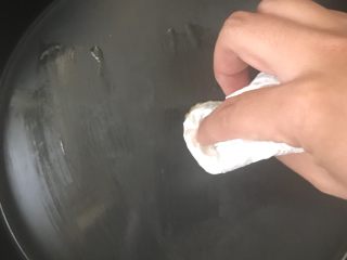 23、一天家双色凉皮➕肉夹馍????,10寸披萨盘中，均匀涂抹上香油