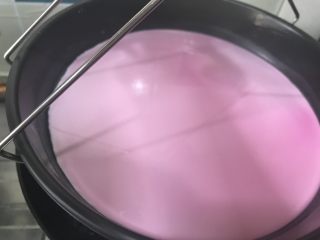 26、一天家双色凉皮➕肉夹馍????,将披萨盘放入滚开的锅中，披萨盘浮于水面上