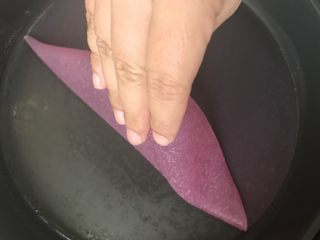 28、一天家双色凉皮➕肉夹馍????,面皮鼓泡即可，加出披萨盘，放入提前准备好的一大盆冷水中降温，轻松揭下凉皮