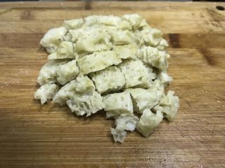 32、一天家双色凉皮➕肉夹馍????,面筋醒发好，蒸锅上气25分钟即可，蒸好的面筋切小块备用