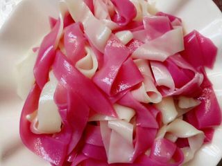 33、一天家双色凉皮➕肉夹馍????,凉皮切条