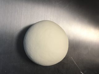 34、一天家双色凉皮➕肉夹馍????,面粉➕清水➕酵母➕油揉成光滑面团，放容器中盖保鲜膜，醒发一个小时