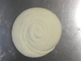 39、一天家双色凉皮➕肉夹馍????,手掌按扁，擀成一厘米厚的面饼，醒发十分钟