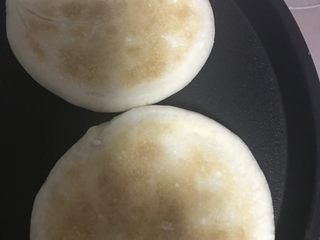 40、一天家双色凉皮➕肉夹馍????,醒发后的饼皮，煎锅小火不放油烙两面金黄即可，电饼铛也可以的，个人更喜欢用煎锅，此图是老公用电饼铛烙的