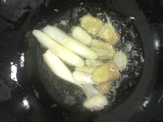 47、一天家双色凉皮➕肉夹馍????,热锅凉油小火煸炒葱姜蒜，炸香后弃之不用