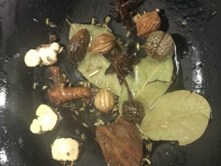 48、一天家双色凉皮➕肉夹馍????,继续入香料煸炒，煸香后滤出香料