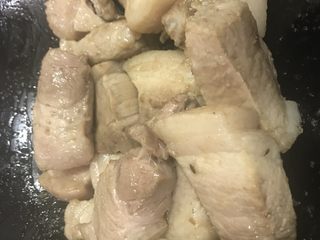 49、一天家双色凉皮➕肉夹馍????,剩下的油加入七八粒冰糖，熔化为浅褐色下五花肉翻炒