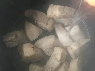 50、一天家双色凉皮➕肉夹馍????,炒好后的五花肉放入压力锅，加入开水