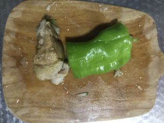 57、一天家双色凉皮➕肉夹馍????,煮好肉捞出，青椒洗净