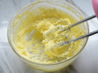 4、黄油曲奇,打发至蓬松发白