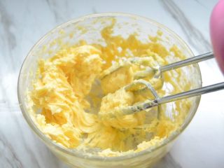 6、黄油曲奇,打发至体积膨胀变大