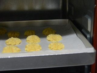 12、黄油曲奇,烤箱预热180°，烤15分钟，烤好晾凉即可食用