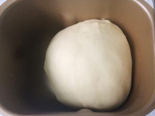 2、堡尔美克鸡蛋披萨杯,3、此时面团非常柔软且不会沾手。并且能够拉出透明薄膜，薄膜破裂边缘也是光滑的。