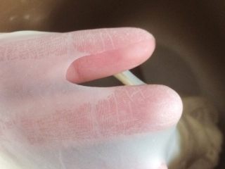 3、堡尔美克鸡蛋披萨杯,4、将面团揉成光滑面团，在面包机中发酵。因为面包机揉面会产热，夏季室温25度以上，发酵提前，容易发酵过度，所以需要放入冰箱冷藏发酵。冬季室温较低，正好利用面包机机器热量，促成发酵。不着急的话，室温即可。也可以用发酵箱。温度28度，烤箱发酵在底层放一盘温水增加湿度。