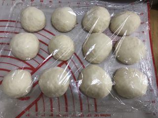 6、堡尔美克鸡蛋披萨杯,7、揉面垫上撒手粉（高筋粉），取出发酵好的面团，轻压排气。均分为12份，每份约40g，滚圆，盖上保鲜膜松弛5分钟。