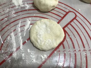 7、堡尔美克鸡蛋披萨杯,8、取一个面团，按扁，擀面杖擀成圆形，不用擀的太大太薄。比模具稍微大一些。可以先做6个，其余6个用另外一个模具，或者直接擀成一个大披萨饼底，也可以材料减半，做一个模具的量！