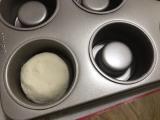 8、堡尔美克鸡蛋披萨杯,9、将面饼胚放入模具中，外围一圈放入模具侧边深的地方