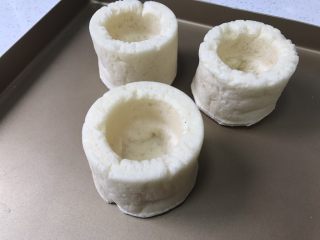 11、堡尔美克鸡蛋披萨杯,12、拿出三个披萨杯，放在不沾烤盘上。