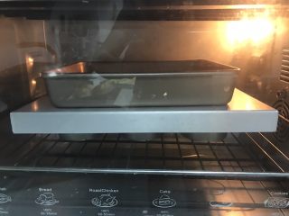 9、堡尔美克鸡蛋披萨杯,10、盖上一个平底烤盘，上面压一个重一点的模具，38度发酵至八分满。预热烤箱200度上下火，烤箱中下层，烘烤5分钟，用做披萨杯的定型。