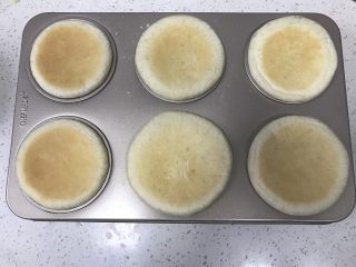 10、堡尔美克鸡蛋披萨杯,11、完成后取出烤盘，倒出披萨杯。放在烤架上晾凉，待完全冷却后放入保鲜袋，不着急吃可以放入冰箱冷冻保存，需要做早餐的前一天晚上拿出来回温即可。