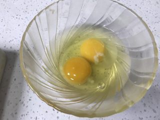 12、堡尔美克鸡蛋披萨杯,13、新鲜鸡蛋2个，打入碗中