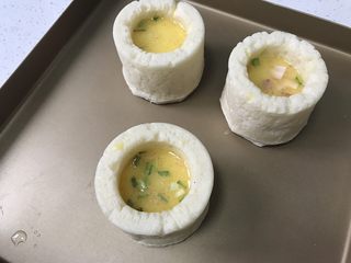 15、堡尔美克鸡蛋披萨杯,16、将蛋液倒入披萨杯中，7分满满。