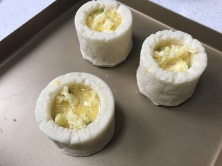 16、堡尔美克鸡蛋披萨杯,17、撒上适量芝士碎