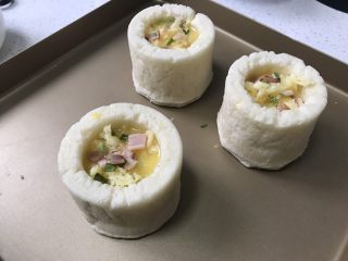 17、堡尔美克鸡蛋披萨杯,18、上面再撒点培根和香葱