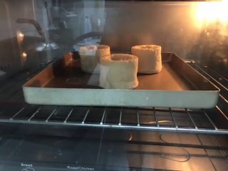 18、堡尔美克鸡蛋披萨杯,19、预热烤箱180度上下火烤箱中层，放入披萨杯，烘烤10分钟左右。