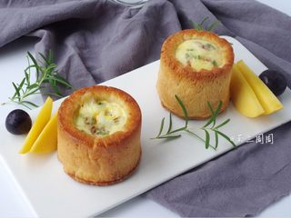 20、堡尔美克鸡蛋披萨杯,21、烤好取出，放在烤架上。待温热即可食用。